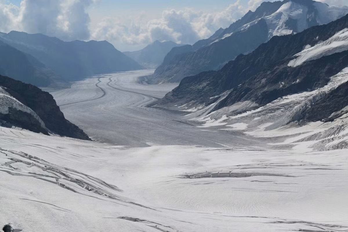  Khu vực sông băng lớn nhất dãy Alps. Jungfrau-Aletsch là nơi có sông băng Aletsch dài nhất Alps, kéo dài hơn 20 km. Khối băng khổng lồ này lưu giữ lượng nước ngọt quý giá và đóng vai trò quan trọng trong hệ thống thủy văn của Trung Âu. Ảnh: Pinterest.
