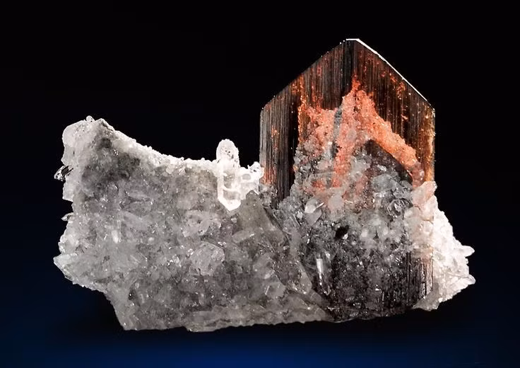  5. Hiếm gặp trên thế giới. Brookite được tìm thấy ở một số khu vực như Pháp, Thụy Sĩ, Na Uy, Pakistan và Mỹ, thường ở dạng tinh thể nhỏ. Ảnh: Pinterest.