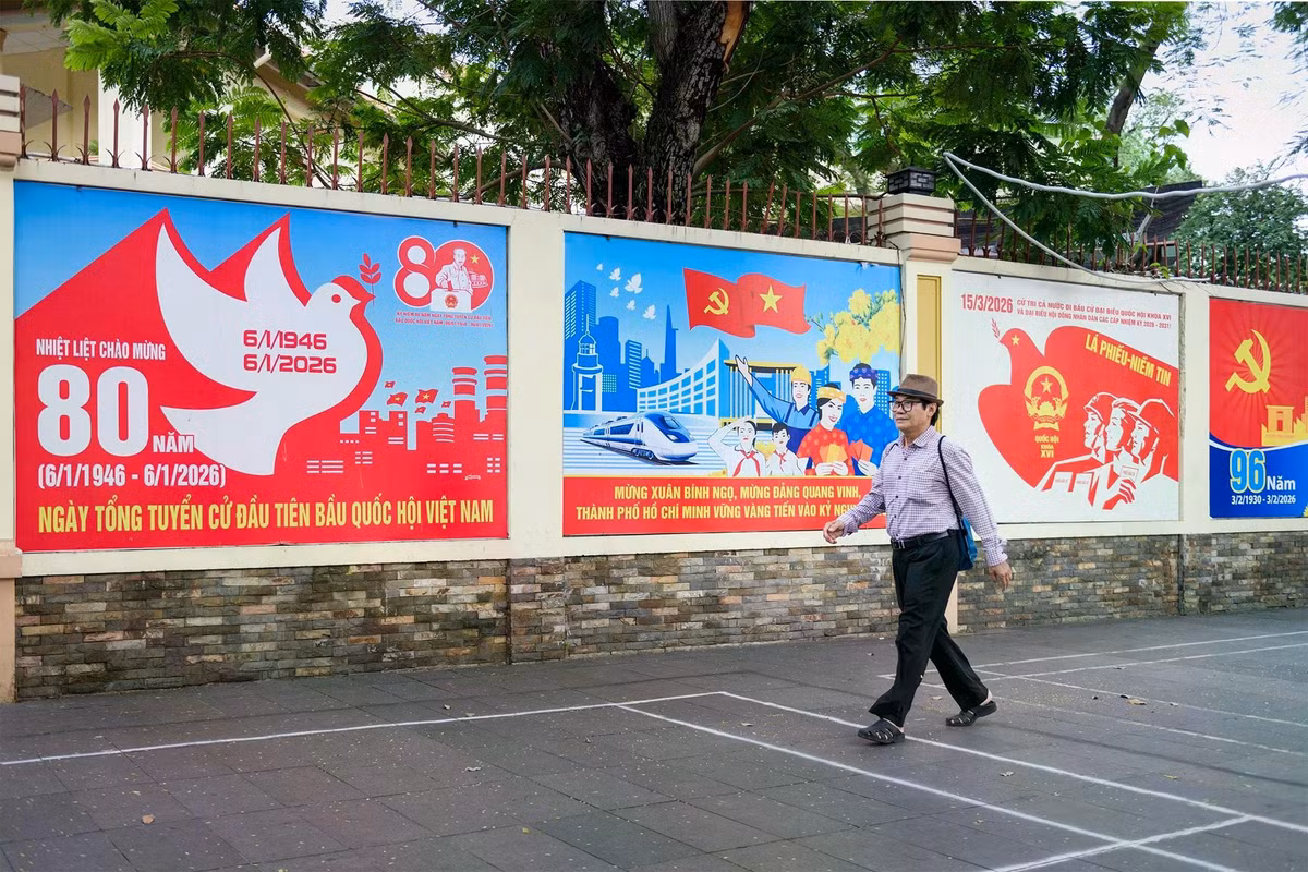 Những hình ảnh chào mừng ngày bầu cử đại biểu Quốc hội khóa XVI và Đại biểu HĐND các cấp nhiệm kỳ 2026-2031 nổi bật trên các màn hình LED, băng rôn, cho thấy sự chuẩn bị chu đáo của TP.HCM trước sự kiện chính trị quan trọng này.