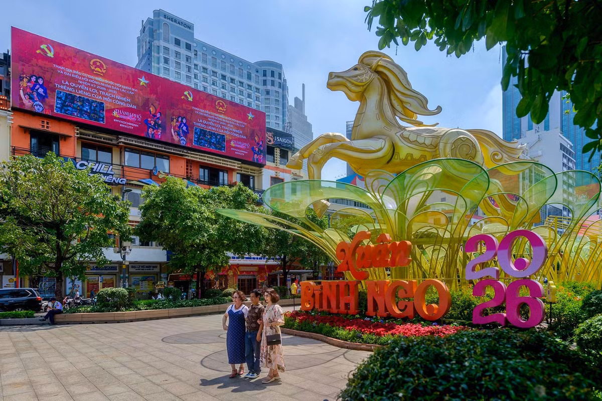 Tại Phố đi bộ Nguyễn Huệ, nhiều màn hình điện tử cỡ lớn trình chiếu các nội dung tuyên truyền liên quan đến bầu cử và các sự kiện chính trị quan trọng của đất nước. Những thông điệp ngắn gọn, dễ tiếp cận được hiển thị liên tục, thu hút sự quan tâm của người dân và du khách.