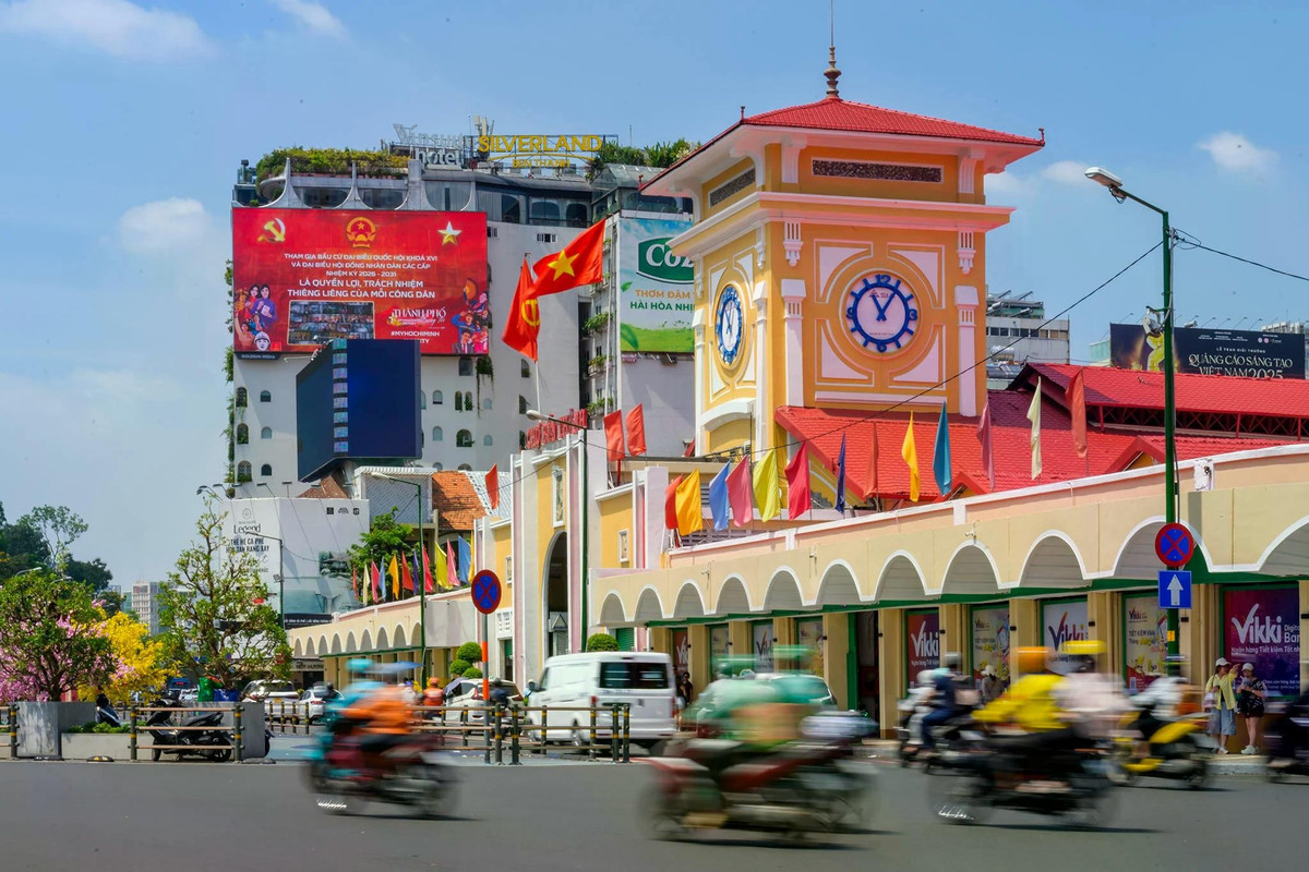 Chiều 12/3, quanh khu vực chợ Bến Thành, nhiều màn hình LED cỡ lớn tại các giao lộ liên tục phát nội dung về bầu cử. Đây là khu vực có lượng người qua lại đông đúc nên các hình thức tuyên truyền trực quan được bố trí dày đặc, góp phần lan tỏa thông điệp hướng tới ngày bầu cử của toàn dân.