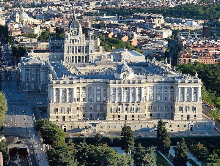 Cung điện hoàng gia Tây Ban Nha là cung điện lớn nhất ở châu Âu với diện tích 135.000 m2 và có 3.418 phòng.