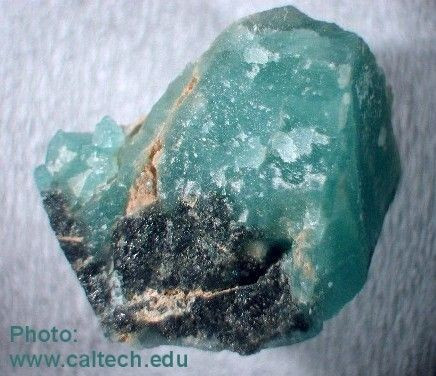  2. Có màu xanh lam – xanh lục đặc trưng. Sắc màu của Grandidierite biến đổi từ xanh biển nhạt đến xanh lục thẫm, tạo nên vẻ đẹp huyền ảo. Ảnh: Pinterest.