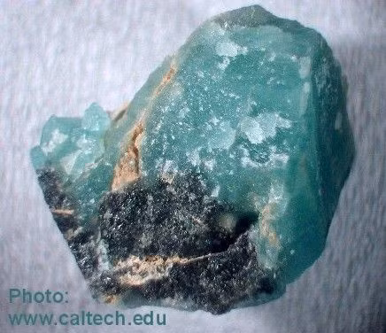  2. Có màu xanh lam – xanh lục đặc trưng. Sắc màu của Grandidierite biến đổi từ xanh biển nhạt đến xanh lục thẫm, tạo nên vẻ đẹp huyền ảo. Ảnh: Pinterest.