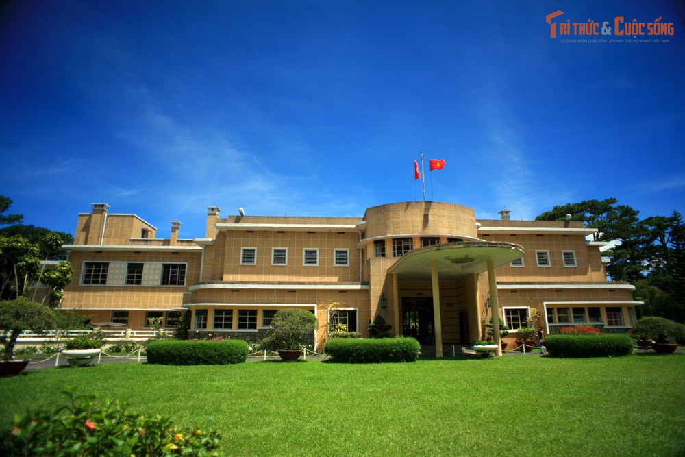 Từng là nơi ở và làm việc mùa hè của vua Bảo Đại. Dinh 3 từng là tư dinh mùa hè của vua Bảo Đại – vị hoàng đế cuối cùng của triều Nguyễn – trong những năm cuối của chế độ quân chủ Việt Nam.