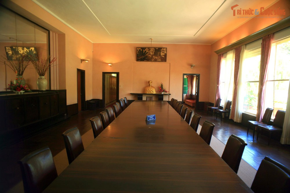 Không gian bên trong phản ánh lối sống Tây hóa. Cách bài trí phòng khách, phòng ngủ, phòng làm việc cho thấy sự ảnh hưởng mạnh mẽ của văn hóa phương Tây trong đời sống hoàng gia thời vua Bảo Đại.