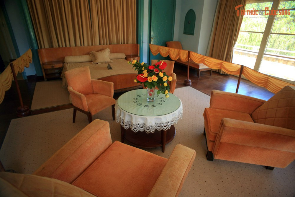 Từng là nơi tiếp đón nhiều nhân vật quan trọng. Dinh 3 không chỉ là nơi ở mà còn là không gian tiếp khách ngoại giao, quan chức và các nhân vật có ảnh hưởng trong giai đoạn cuối thời phong kiến.