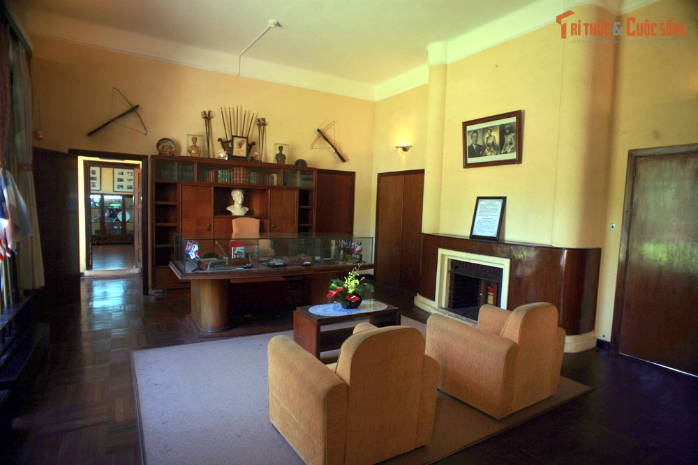 Nội thất bên trong gần như được bảo tồn nguyên vẹn. Nhiều vật dụng sinh hoạt, đồ nội thất, tranh ảnh và sàn gỗ trong dinh vẫn giữ được trạng thái gần với thời vua Bảo Đại sinh sống.