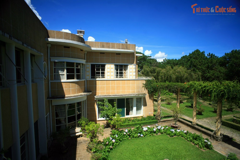 Tọa lạc trên một ngọn đồi tách biệt giữa rừng thông. Dinh 3 nằm trên một quả đồi cạnh đường Triệu Việt Vương ngày nay, được bao bọc bởi rừng thông tự nhiên, tạo nên sự yên tĩnh và riêng tư tuyệt đối.