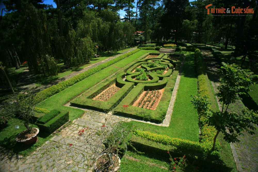 Khuôn viên được quy hoạch theo phong cách vườn châu Âu. Vườn hoa, thảm cỏ và lối đi xung quanh dinh được thiết kế cân đối, tận dụng địa hình tự nhiên và khí hậu mát mẻ của Đà Lạt.