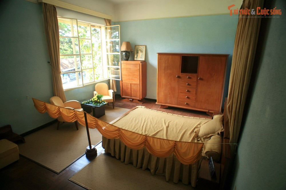 Gắn liền với cuộc sống gia đình của vua Bảo Đại. Hoàng hậu Nam Phương và các hoàng tử, công chúa từng sinh hoạt tại đây, khiến Dinh 3 mang dáng dấp của một biệt thự gia đình hơn là cơ quan hành chính.