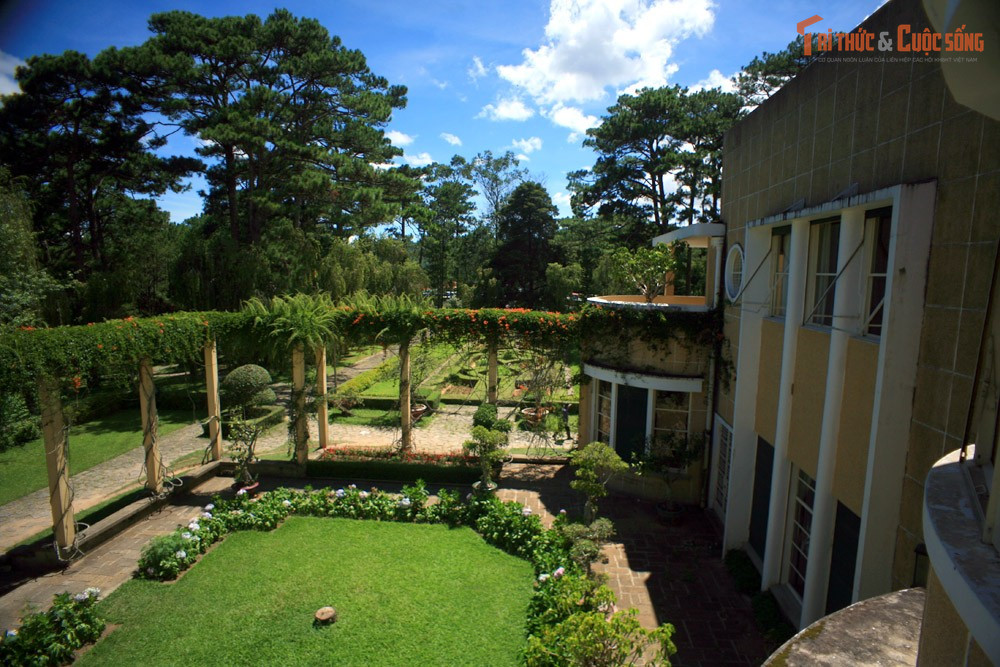 Có hệ thống hầm trú ẩn bí mật. Dưới Dinh 3 tồn tại hầm ngầm kiên cố, được thiết kế để đảm bảo an toàn trong tình huống khẩn cấp, phản ánh bối cảnh chính trị nhiều biến động thời bấy giờ.