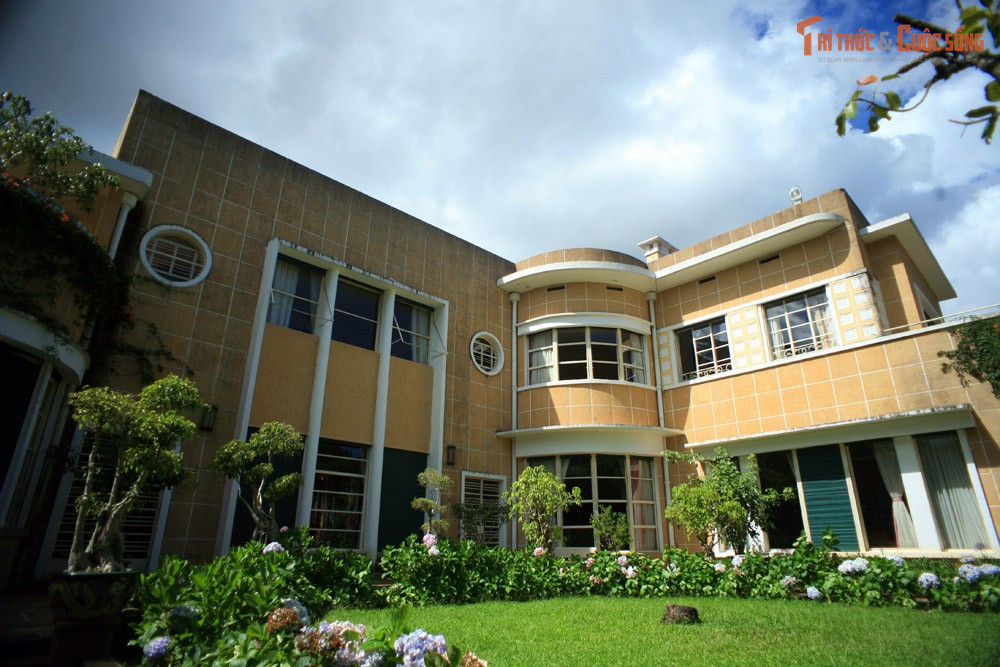 Được xây dựng theo phong cách kiến trúc châu Âu hiện đại. Công trình mang đậm dấu ấn kiến trúc Pháp thập niên 1930, kết hợp hài hòa giữa chủ nghĩa hiện đại và không gian nghỉ dưỡng cao nguyên.