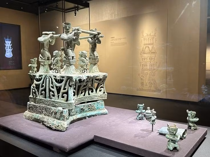  Nền văn minh bí ẩn ngoài dòng chảy truyền thống. Các hiện vật tại Tam Tinh Đôi cho thấy sự tồn tại của một nền văn minh khác biệt với văn minh Hoa Hạ truyền thống. Ảnh: Pinterest.