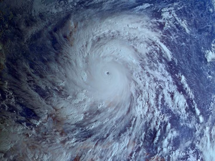  6. Bão Xangsane (2006). Đổ bộ Đà Nẵng, bão Xangsane gây thiệt hại hơn 700 triệu USD, là một trong những cơn bão khốc liệt nhất thập kỷ đổ bộ vào Việt Nam. Ảnh: Pinterest.