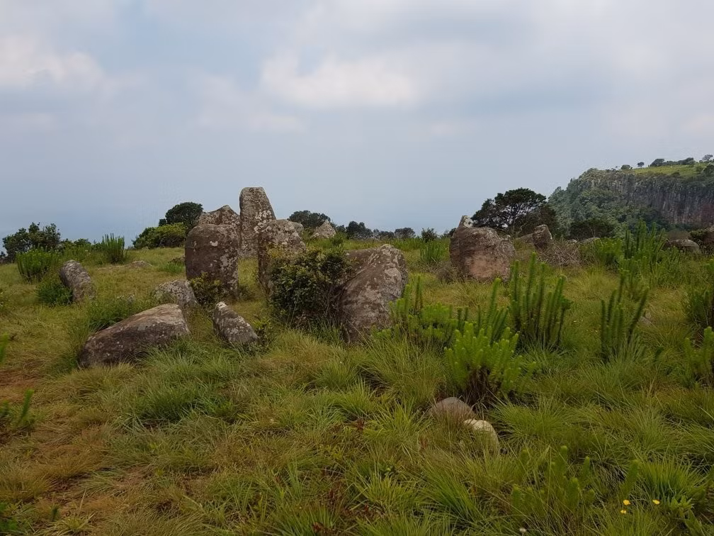  Khám phá vào đầu thế kỷ 21. Nhà thám hiểm Michael Tellinger và các nhà khảo cổ Nam Phi đã công bố phát hiện về lịch đá Adam vào năm 2003. Ảnh: tripadvisor.com.