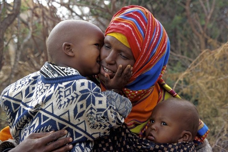  Truyền thống thơ ca truyền miệng đặc biệt phát triển. Người Somali được mệnh danh là “dân tộc của thi ca”, với những bài thơ truyền khẩu dài, phức tạp, dùng để tranh luận chính trị, thể hiện tình yêu hay ghi nhớ lịch sử cộng đồng. Ảnh: Pinterest.