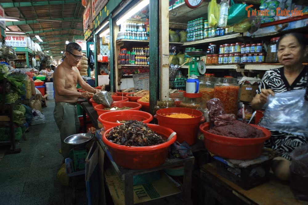 Là bối cảnh quen thuộc trong điện ảnh và nhiếp ảnh. Không gian cổ kính, đậm chất Chợ Lớn khiến chợ Bình Tây thường xuất hiện trong phim ảnh, phóng sự và các bộ ảnh nghệ thuật.