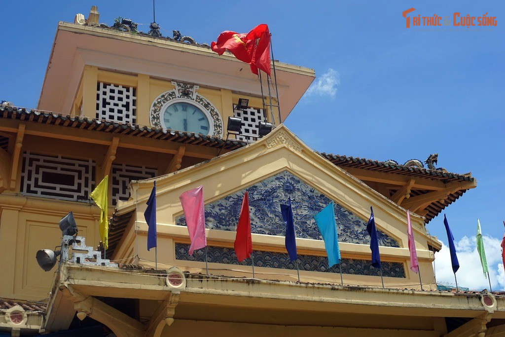 Kiến trúc pha trộn Đông – Tây hiếm thấy. Công trình kết hợp kết cấu bê tông cốt thép phương Tây với mái ngói âm dương, tháp lầu và họa tiết trang trí mang đậm phong cách Trung Hoa truyền thống.