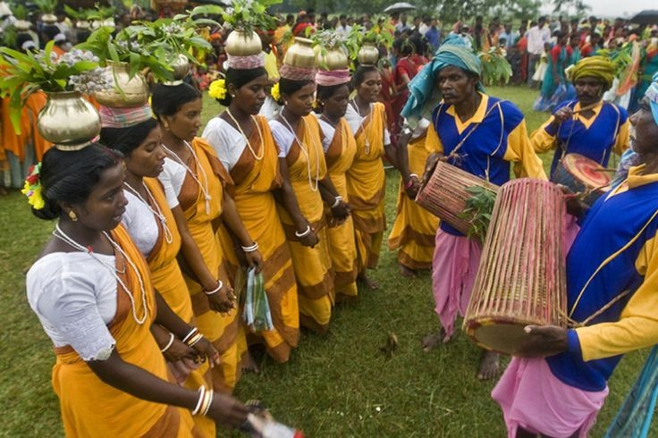  Một trong những cộng đồng bản địa lớn nhất Nam Á. Tộc người Santal là một trong những nhóm dân tộc bản địa lớn nhất tại Ấn Độ và Bangladesh. Họ tập trung đông ở các bang như Jharkhand, Tây Bengal, Odisha và Bihar, với tổng dân số lên đến hàng triệu người. Ảnh: Pinterest.