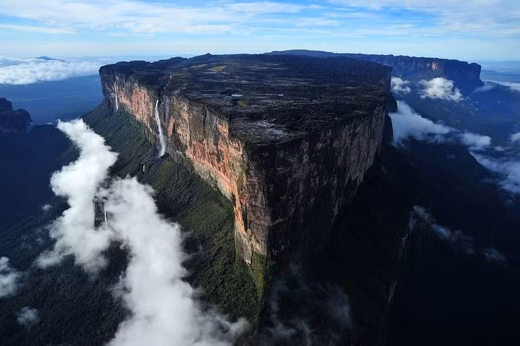  Địa điểm du lịch mạo hiểm nổi tiếng. Ngày nay, Roraima là điểm đến trekking hấp dẫn, thu hút nhiều nhà leo núi và du khách ưa khám phá. Ảnh: Pinterest.