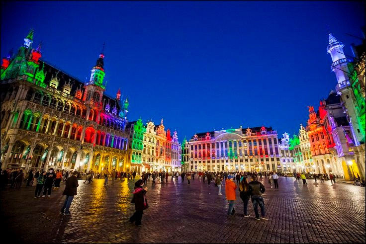  Vẻ đẹp lung linh về đêm. Khi màn đêm buông xuống, hệ thống chiếu sáng làm nổi bật từng chi tiết mạ vàng và hoa văn trên mặt tiền các tòa nhà. Grand-Place trở thành một trong những quảng trường đẹp nhất châu Âu khi nhìn trong ánh đèn huyền ảo. Ảnh: Pinterest.