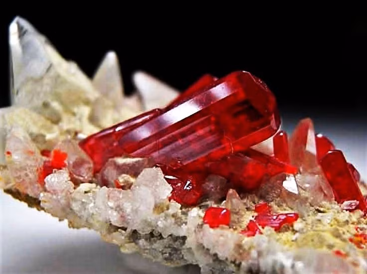  Ứng dụng trong pháo hoa. Nhờ khả năng tạo màu đỏ cam rực rỡ, Realgar từng được sử dụng trong chế tạo pháo hoa và thuốc nổ ở châu Á. Ảnh: Pinterest.