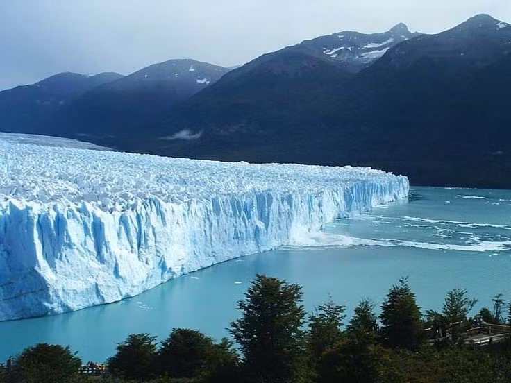  Nổi tiếng với sông băng Perito Moreno. Đây là một trong số ít sông băng trên thế giới vẫn đang phát triển thay vì tan chảy. Ảnh: Pinterest.