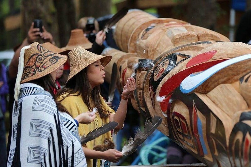  Biểu tượng bản sắc bản địa Canada. Ngày nay, Haida được xem là đại diện tiêu biểu cho văn hóa bản địa ven Thái Bình Dương, với nghệ thuật và truyền thống vẫn tiếp tục lan tỏa toàn cầu. Ảnh: terralingua.org.