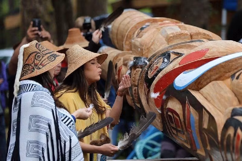  Biểu tượng bản sắc bản địa Canada. Ngày nay, Haida được xem là đại diện tiêu biểu cho văn hóa bản địa ven Thái Bình Dương, với nghệ thuật và truyền thống vẫn tiếp tục lan tỏa toàn cầu. Ảnh: terralingua.org.