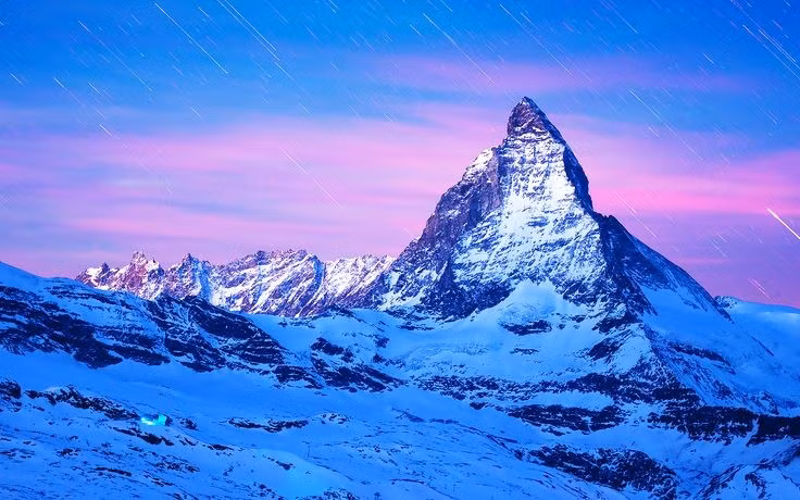  1. Matterhorn cao 4.478 mét và nằm giữa Thụy Sĩ và Ý. Ngọn núi tọa lạc trên biên giới hai nước, với phần đỉnh nằm hoàn toàn trong lãnh thổ Thụy Sĩ. Ảnh: Pinterest.