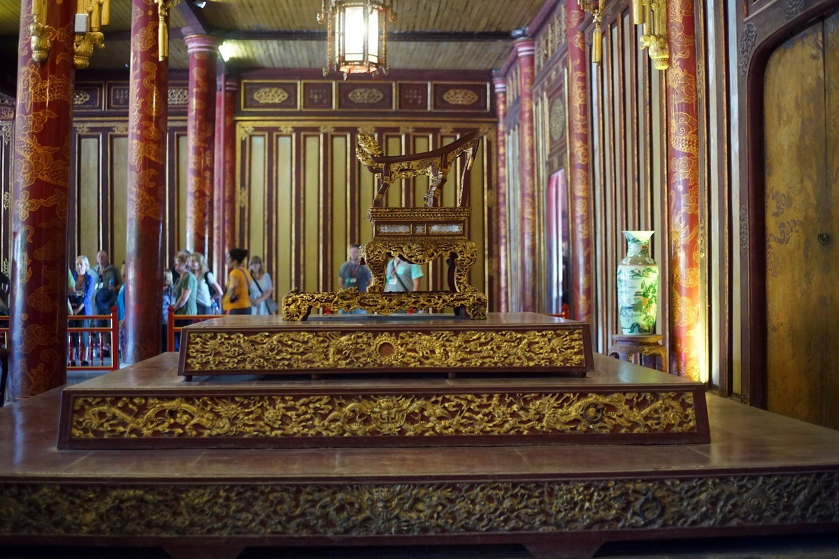 Được chế tác tinh xảo từ gỗ và sơn son thếp vàng. Ngai vàng được làm chủ yếu từ gỗ quý, sau đó được sơn son và thếp vàng rực rỡ. Nghệ nhân cung đình đã chạm khắc vào ngai nhiều họa tiết tinh xảo, đặc biệt là hình rồng – biểu tượng của hoàng quyền trong văn hóa cung đình Việt Nam.