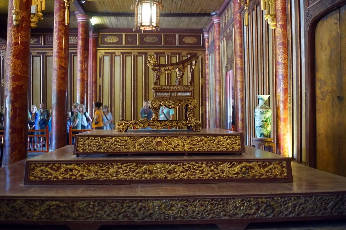 Được chế tác tinh xảo từ gỗ và sơn son thếp vàng. Ngai vàng được làm chủ yếu từ gỗ quý, sau đó được sơn son và thếp vàng rực rỡ. Nghệ nhân cung đình đã chạm khắc vào ngai nhiều họa tiết tinh xảo, đặc biệt là hình rồng – biểu tượng của hoàng quyền trong văn hóa cung đình Việt Nam.