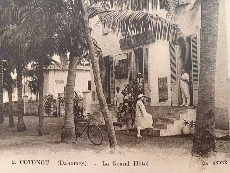  Sụp đổ sau cuộc xâm lược của Anh năm 1897. Sự kiện này khiến nhiều cổ vật bị cướp phá và phân tán khắp châu Âu. Ảnh: Pinterest.