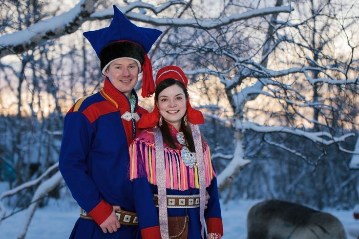  Trang phục truyền thống gákti rất đặc trưng. Gákti với màu sắc rực rỡ và hoa văn riêng giúp nhận diện vùng miền và gia đình trong cộng đồng Sámi. Ảnh: Pinterest.