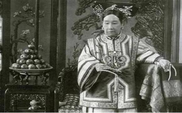 Tuy thư pháp bình thường, nhưng bà cũng lại có trình độ nhất định về mảng hội họa. Trong khoảng thời gian hơn 40 năm làm quả phụ, bà có đủ thời gian để theo học danh sư, chỉ cần chuyên tâm thêm một chút thì cũng có thành tích đáng nể.