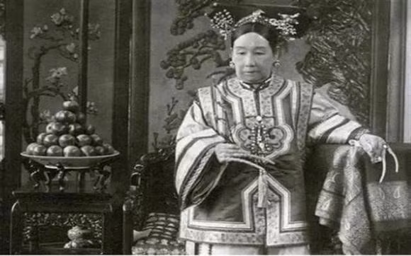 Tuy thư pháp bình thường, nhưng bà cũng lại có trình độ nhất định về mảng hội họa. Trong khoảng thời gian hơn 40 năm làm quả phụ, bà có đủ thời gian để theo học danh sư, chỉ cần chuyên tâm thêm một chút thì cũng có thành tích đáng nể.