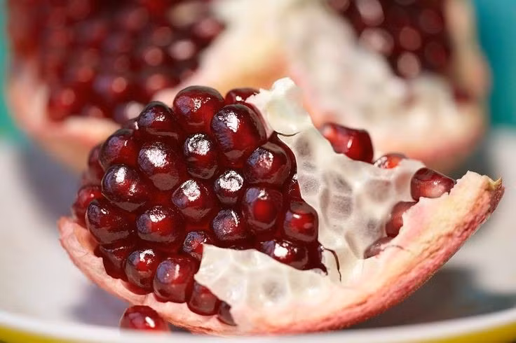  Giàu chất chống oxy hóa. Nước ép lựu chứa nhiều hợp chất có lợi cho sức khỏe, giúp bảo vệ tế bào khỏi tổn thương. Ảnh: Pinterest.