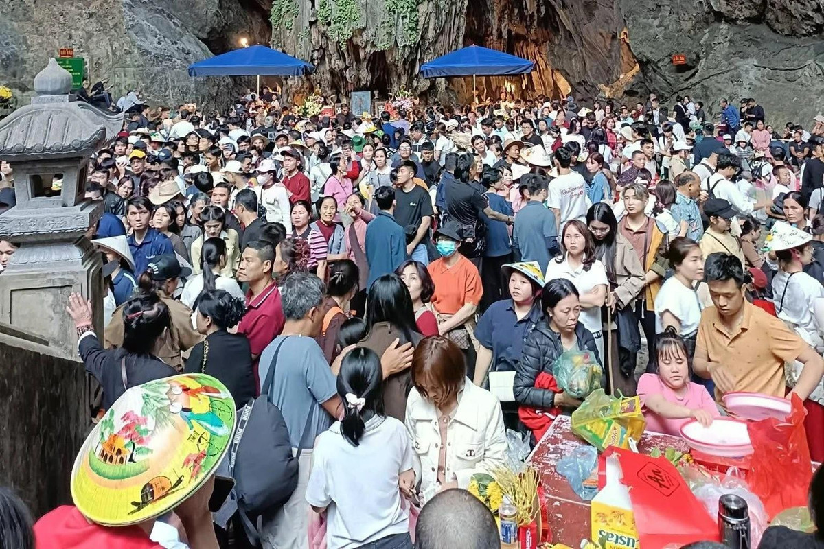 Chùa Hương ken đặc du khách mùng 5 Tết. Ảnh: Xã Hương Sơn, Hà Nội.