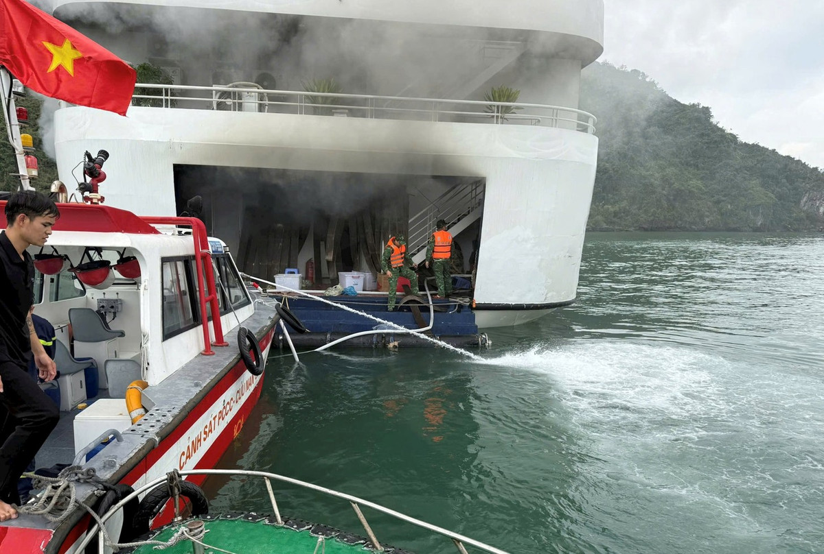 Lực lượng chức năng tiếp cận phương tiện, kịp thời khống chế hỏa hoạn.