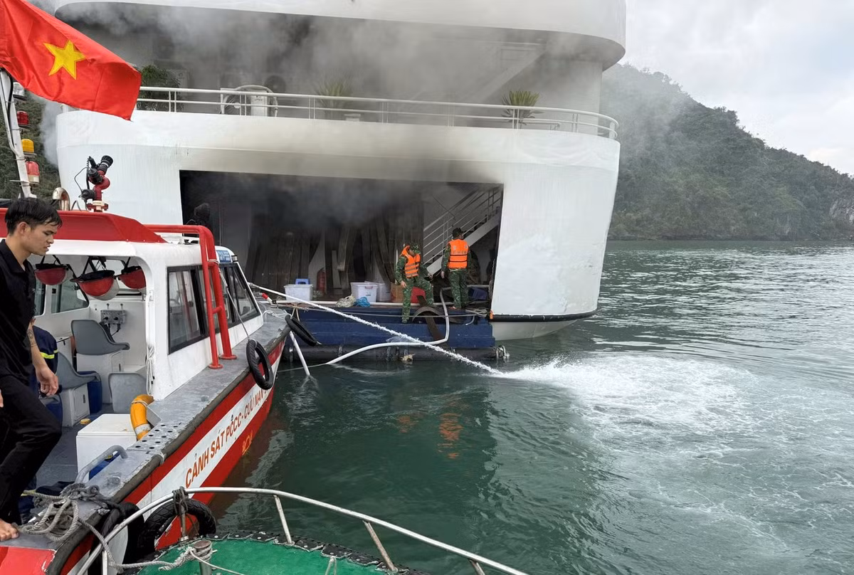 Lực lượng chức năng tiếp cận phương tiện, kịp thời khống chế hỏa hoạn.