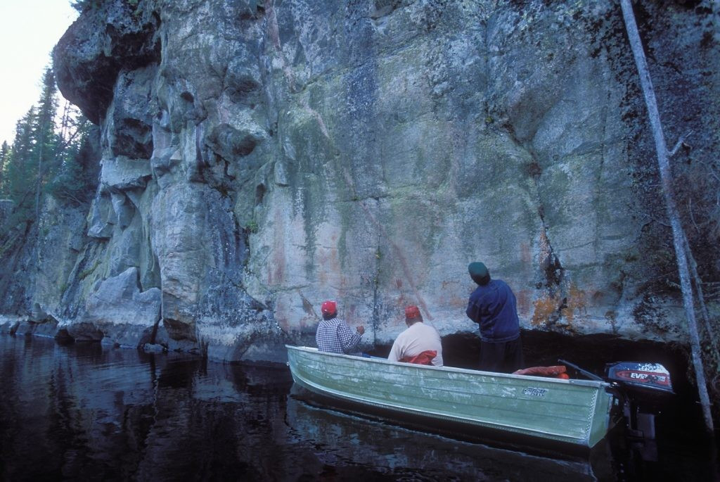  Việc bảo tồn do chính cộng đồng bản địa dẫn dắt. Khác với nhiều khu bảo tồn khác, quá trình bảo vệ Pimachiowin Aki được khởi xướng và quản lý với vai trò trung tâm của các cộng đồng bản địa địa phương. Họ kết hợp luật tục truyền thống với các chính sách bảo tồn hiện đại để giữ gìn vùng đất này. Ảnh: sustainableheritagecasestudies.ca.