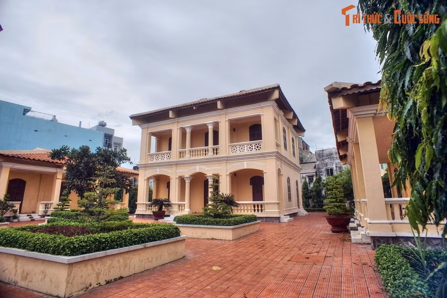 Tại tòa dinh thự này, trong vòng một tháng sau khi giành chính quyền, Tỉnh ủy lâm thời đã tiến hành ba cuộc hội nghị quan trọng, đề ra các quyết sách củng cố, bảo vệ chính quyền và chuẩn bị kháng chiến chống thực dân Pháp...