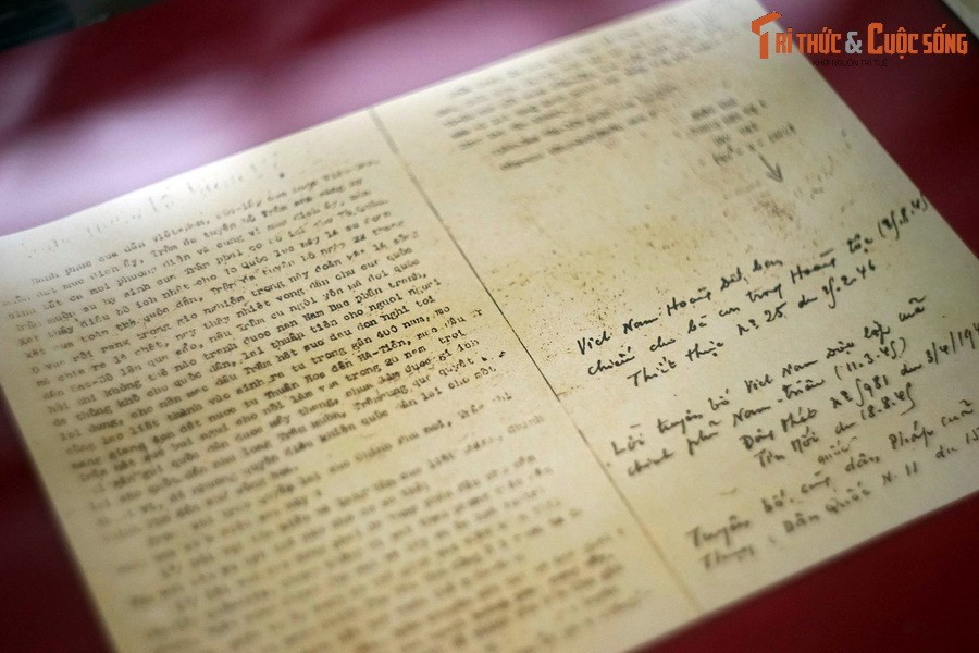 Điện văn của vua Bảo Đại gửi Bộ Giáo dục, Bộ Thanh niên, Phủ Khâm sai Hà Nội thông báo chấp nhận thoái vị, ngày 21/8/1945.