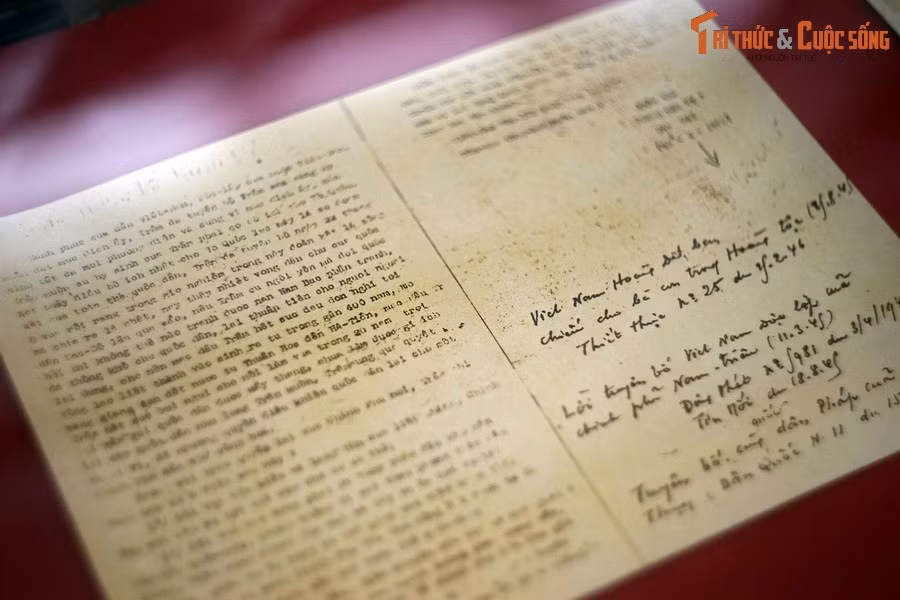 Điện văn của vua Bảo Đại gửi Bộ Giáo dục, Bộ Thanh niên, Phủ Khâm sai Hà Nội thông báo chấp nhận thoái vị, ngày 21/8/1945.