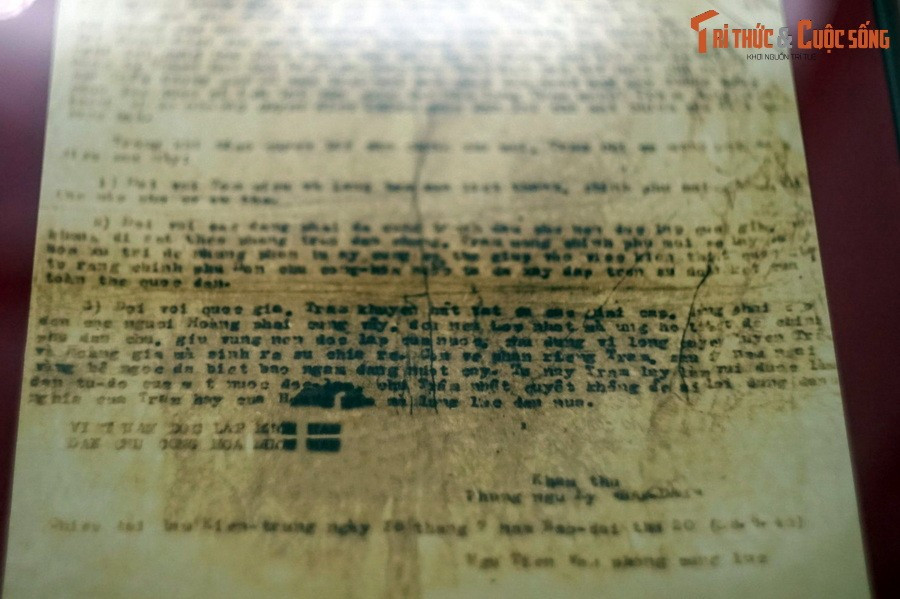 Chiếu thoái vị của cựu hoàng Bảo Đại. Chiều ngày 30/8/1945, Bảo Đại - hoàng đế cuối cùng của triều Nguyễn - mặc triều phục và đọc bản chiếu thoái vị trước hàng ngàn người tụ họp trước cửa Ngọ Môn ở Kinh thành Huế, đánh dấu sự chấm hết của chế độ quân chủ ở Việt Nam.