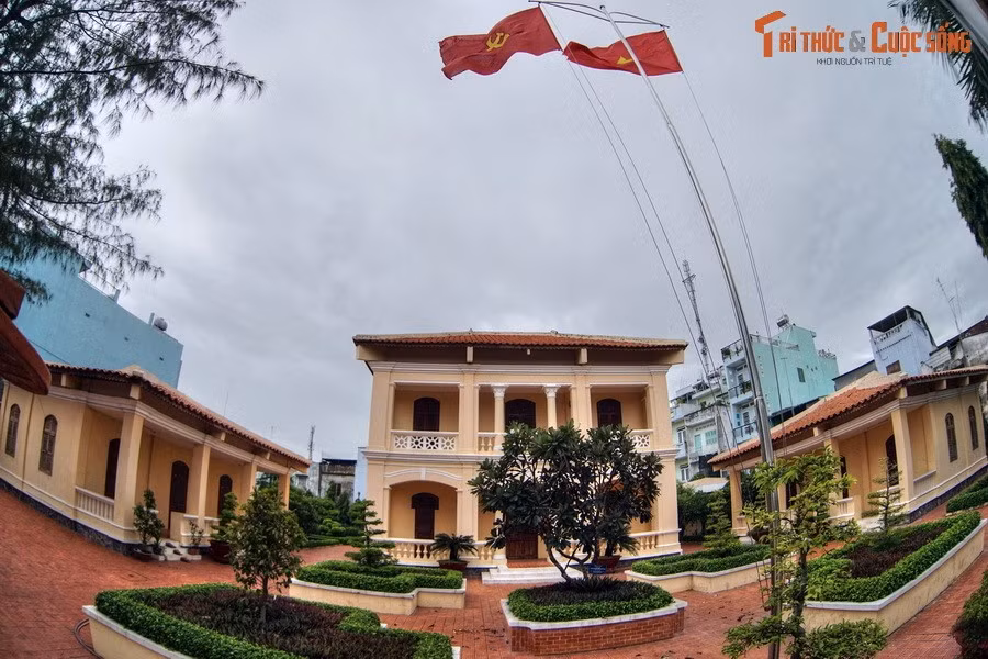 Cụ thể, trong Cách mạng Tháng Tám năm 1945, Tân An là địa phương đầu tiên của Nam Bộ giành được chính quyền vào ngày 22/8. Tỉnh ủy Tân An đã trưng dụng dinh Tổng Thận làm tổng hành dinh. Đây chính là trụ sở công khai đầu tiên của chính quyền cách mạng ở Nam Bộ sau Cách mạng.