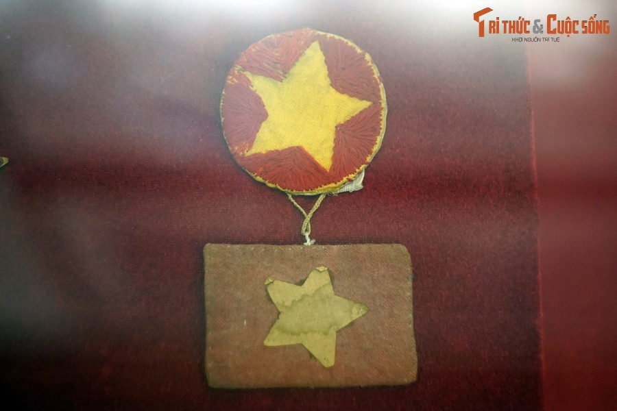 Huy hiệu có hình quốc kỳ nước Việt Nam độc lập của Ủy ban Khởi nghĩa, tháng 8/1945.