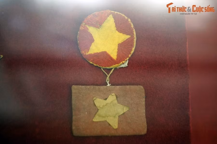 Huy hiệu có hình quốc kỳ nước Việt Nam độc lập của Ủy ban Khởi nghĩa, tháng 8/1945.