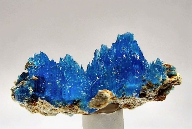  2. Màu xanh lam rực rỡ. Khoáng vật này nổi bật với sắc xanh lam tươi sáng, gây ấn tượng mạnh khi được trưng bày hoặc quan sát trong tự nhiên. Ảnh: Pinterest.